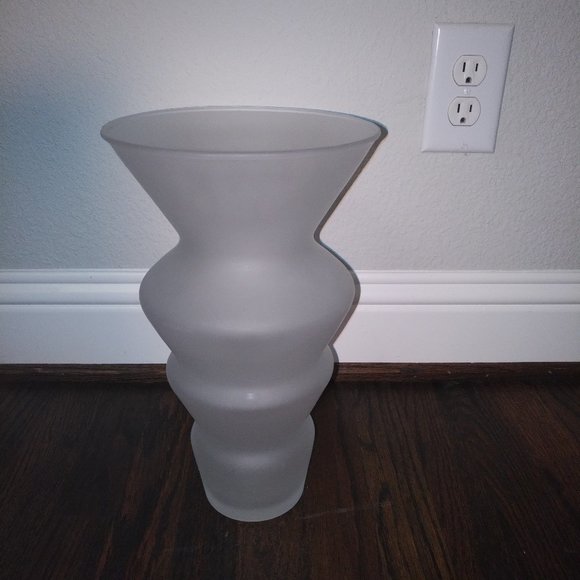 BRAND NEW FROSTED WHITE PROGRESSIVE STEPPED CURVES-SHAPED VASE